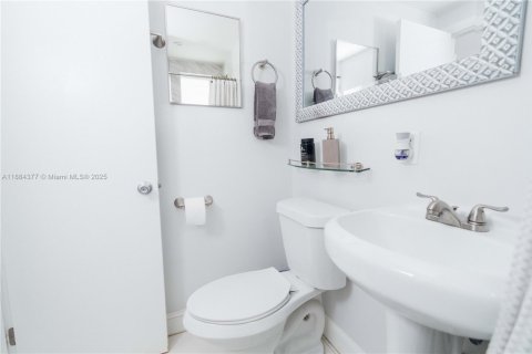 Condominio en venta en South Miami, Florida, 1 dormitorio № 2012466 - foto 19