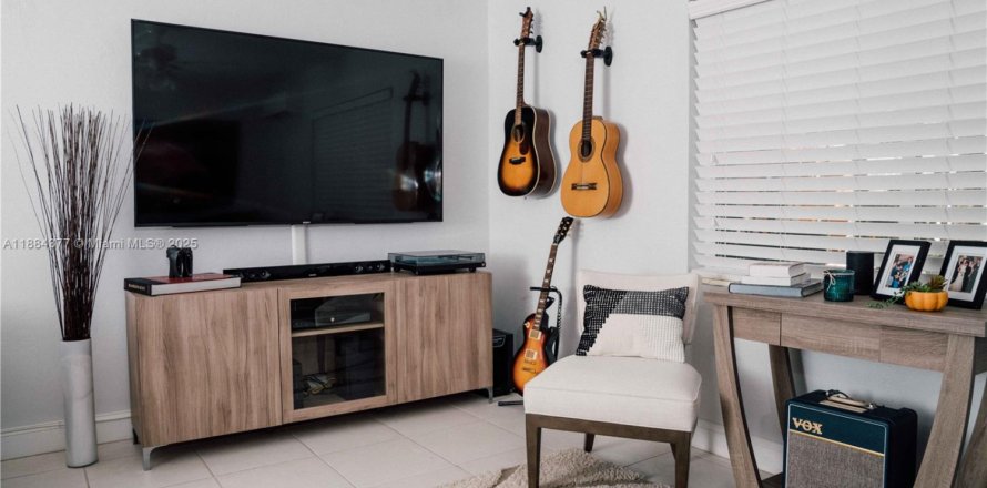 Condominio en South Miami, Florida, 1 dormitorio  № 2012466