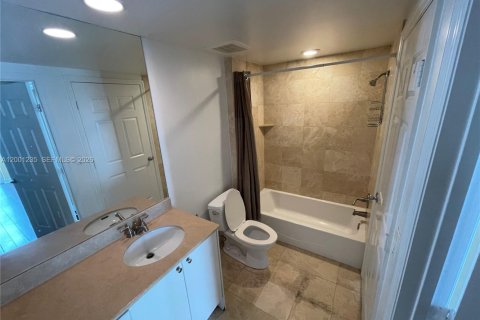 Купить кондоминиум в Халландейл-Бич, Флорида 3 спальни, 137.59м2, № 2065219 - фото 16