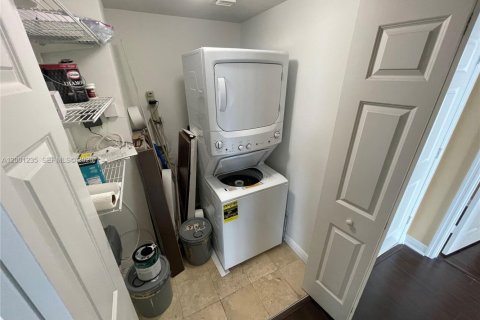 Купить кондоминиум в Халландейл-Бич, Флорида 3 спальни, 137.59м2, № 2065219 - фото 17