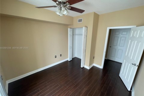 Купить кондоминиум в Халландейл-Бич, Флорида 3 спальни, 137.59м2, № 2065219 - фото 13