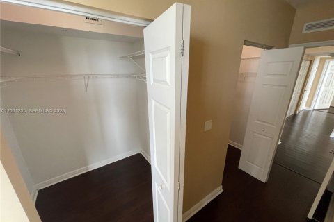 Купить кондоминиум в Халландейл-Бич, Флорида 3 спальни, 137.59м2, № 2065219 - фото 11