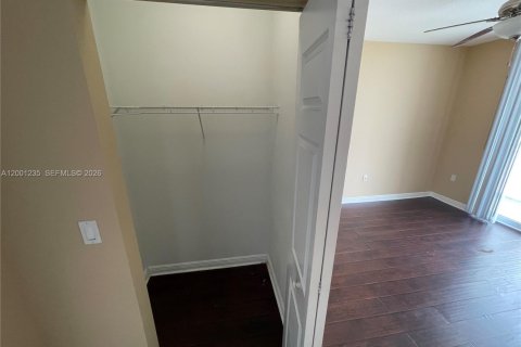 Купить кондоминиум в Халландейл-Бич, Флорида 3 спальни, 137.59м2, № 2065219 - фото 15