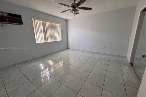 Villa ou maison à louer à Miami, Floride: 3 chambres, 230.4 m2 № 1984054 - photo 3