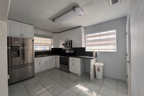 Villa ou maison à louer à Miami, Floride: 3 chambres, 230.4 m2 № 1984054 - photo 2