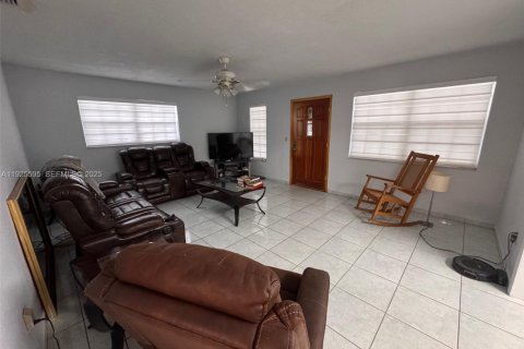 Villa ou maison à louer à Miami, Floride: 3 chambres, 230.4 m2 № 1984054 - photo 5