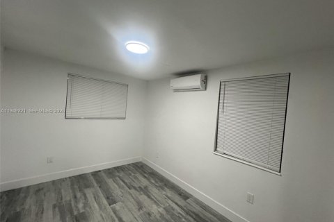 Снять в аренду коммерческую недвижимость в Майами-Гарденс, Флорида 1 спальня, 37.16м2, № 2004914 - фото 4