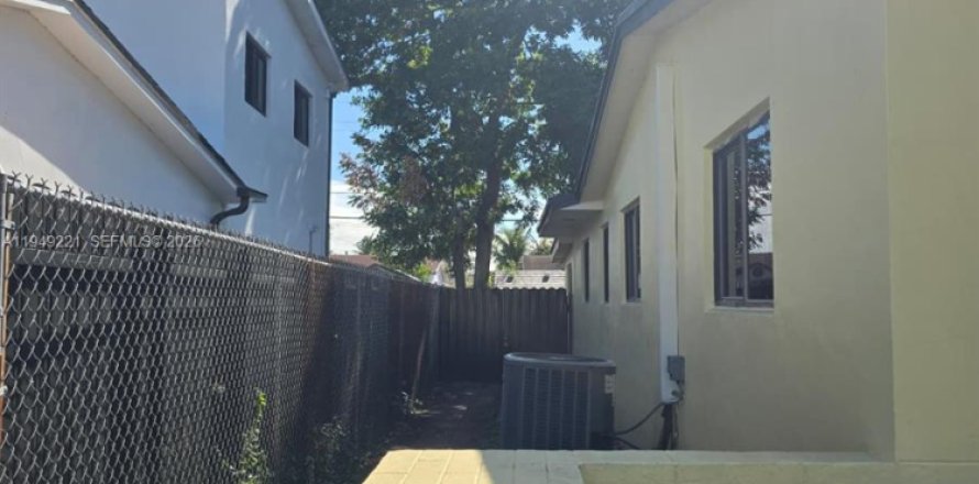 Коммерческая недвижимость в Майами-Гарденс, Флорида 1 спальня, 37.16м2 № 2004914