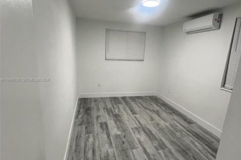 Снять в аренду коммерческую недвижимость в Майами-Гарденс, Флорида 1 спальня, 37.16м2, № 2004914 - фото 3