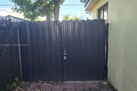 Снять в аренду коммерческую недвижимость в Майами-Гарденс, Флорида 1 спальня, 37.16м2, № 2004914 - фото 2