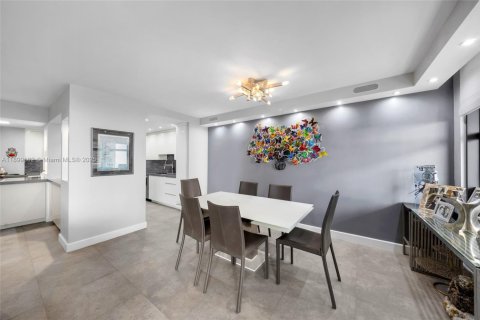 Condominio en alquiler en Bal Harbour, Florida, 2 dormitorios, 156.82 m2 № 1951282 - foto 9