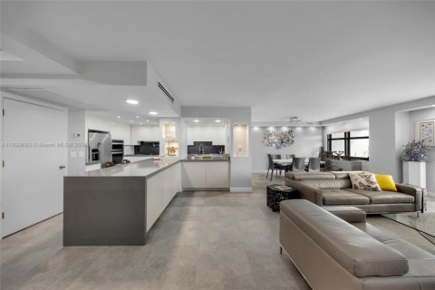 Condominio en alquiler en Bal Harbour, Florida, 2 dormitorios, 156.82 m2 № 1951282 - foto 3