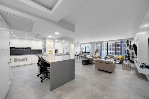 Condominio en alquiler en Bal Harbour, Florida, 2 dormitorios, 156.82 m2 № 1951282 - foto 1