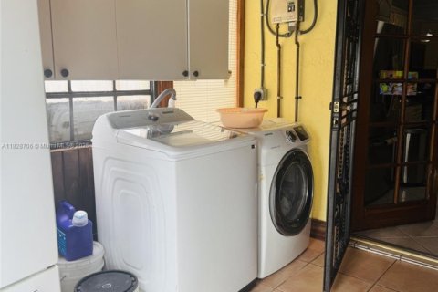 House in Miami, Florida 3 bedrooms, 294.87 sq.m. № 1800701 - photo 5