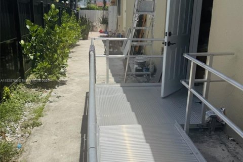 House in Miami, Florida 3 bedrooms, 294.87 sq.m. № 1800701 - photo 26