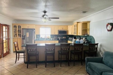 House in Miami, Florida 3 bedrooms, 294.87 sq.m. № 1800701 - photo 13