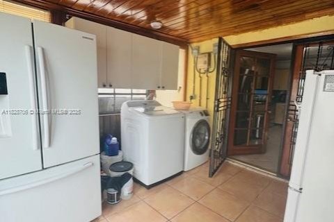 House in Miami, Florida 3 bedrooms, 294.87 sq.m. № 1800701 - photo 6