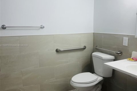 House in Miami, Florida 3 bedrooms, 294.87 sq.m. № 1800701 - photo 23