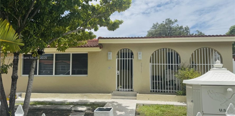 House in Miami, Florida 3 bedrooms, 294.87 sq.m. № 1800701