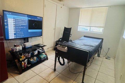 House in Miami, Florida 3 bedrooms, 294.87 sq.m. № 1800701 - photo 27