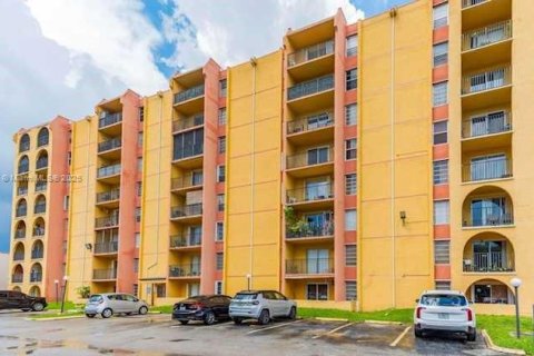 Condo in Miami, Florida, 2 bedrooms  № 1963632 - photo 2