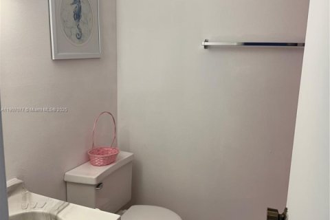 Condo in Miami, Florida, 2 bedrooms  № 1963632 - photo 8