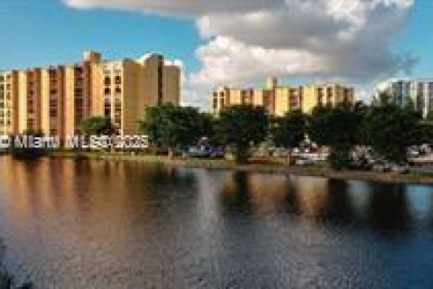 Condo in Miami, Florida, 2 bedrooms  № 1963632 - photo 1