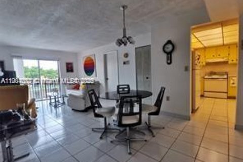 Condo in Miami, Florida, 2 bedrooms  № 1963632 - photo 3