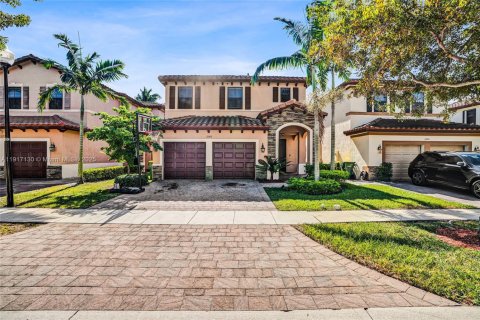 Casa en venta en Homestead, Florida, 5 dormitorios, 232.63 m2 № 1973571 - foto 1