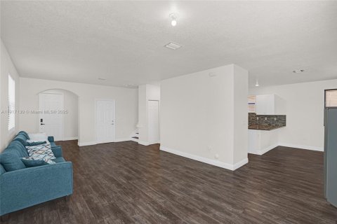 Casa en venta en Homestead, Florida, 5 dormitorios, 232.63 m2 № 1973571 - foto 7