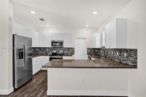 Casa en venta en Homestead, Florida, 5 dormitorios, 232.63 m2 № 1973571 - foto 11