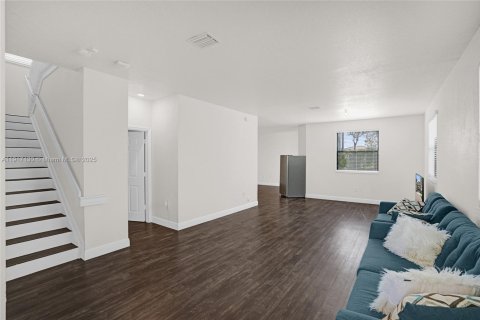 Casa en venta en Homestead, Florida, 5 dormitorios, 232.63 m2 № 1973571 - foto 4