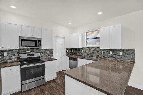 Casa en venta en Homestead, Florida, 5 dormitorios, 232.63 m2 № 1973571 - foto 12