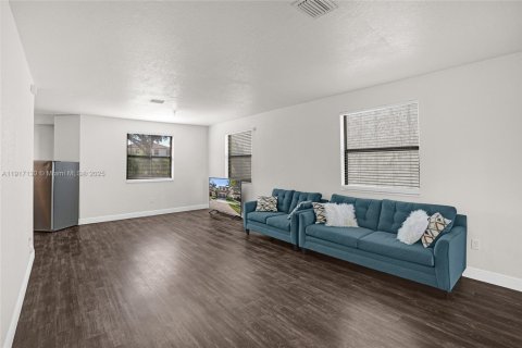 Casa en venta en Homestead, Florida, 5 dormitorios, 232.63 m2 № 1973571 - foto 5