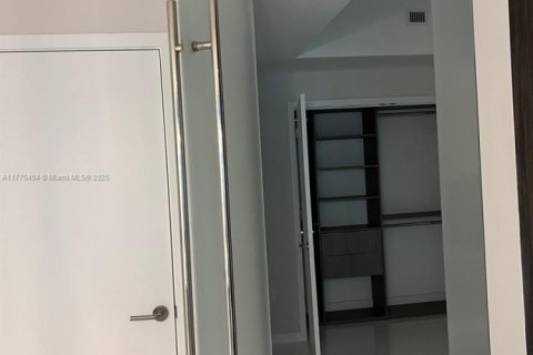 Condo in Miami, Florida, 3 bedrooms  № 1868555 - photo 18