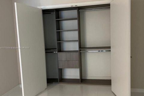 Condo in Miami, Florida, 3 bedrooms  № 1868555 - photo 17