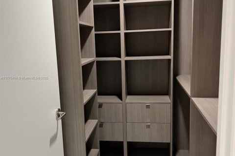 Condo in Miami, Florida, 3 bedrooms  № 1868555 - photo 27