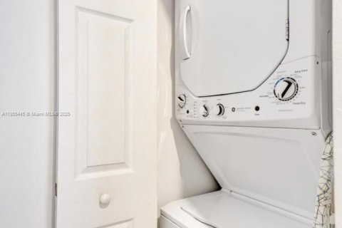 Condo in Sunny Isles Beach, Florida, 2 bedrooms  № 1875095 - photo 16