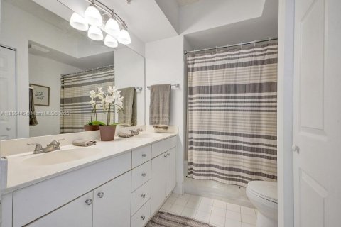 Condo in Sunny Isles Beach, Florida, 2 bedrooms  № 1875095 - photo 13