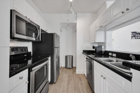 Condo in Sunny Isles Beach, Florida, 2 bedrooms  № 1875095 - photo 11