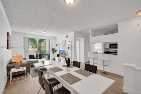 Condo in Sunny Isles Beach, Florida, 2 bedrooms  № 1875095 - photo 2