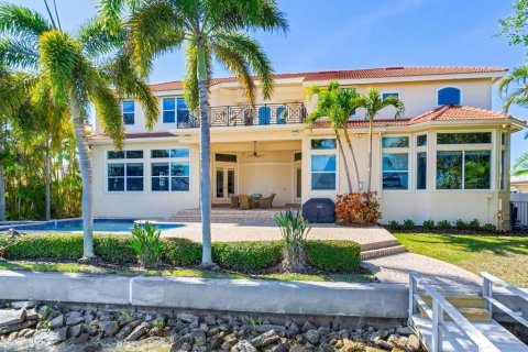 House in North Redington Beach, Florida 4 bedrooms, 384.8 sq.m. № 962756 - photo 6