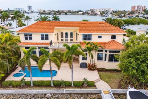 House in North Redington Beach, Florida 4 bedrooms, 384.8 sq.m. № 962756 - photo 8