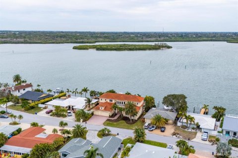 House in North Redington Beach, Florida 4 bedrooms, 384.8 sq.m. № 962756 - photo 7
