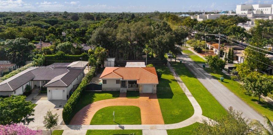 Дом в Майами, Флорида 3 спальни, 130.62м2 № 1957019