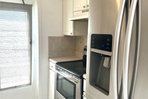 Condo in North Miami, Florida, 1 bedroom  № 1507403 - photo 6