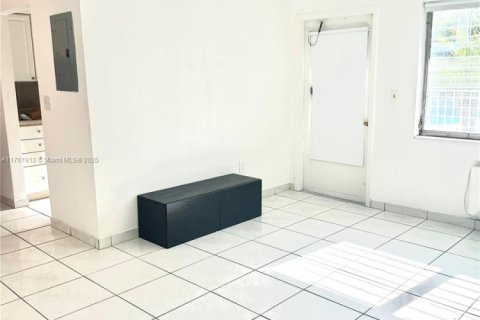 Condo in North Miami, Florida, 1 bedroom  № 1507403 - photo 3