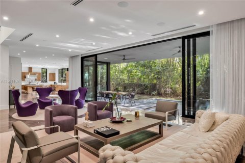 House in Miami, Florida 6 bedrooms, 531.49 sq.m. № 2076137 - photo 15
