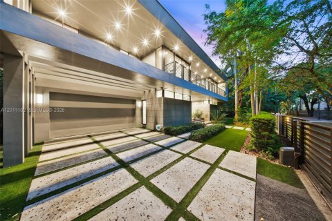 House in Miami, Florida 6 bedrooms, 531.49 sq.m. № 2076137 - photo 3