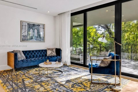 House in Miami, Florida 6 bedrooms, 531.49 sq.m. № 2076137 - photo 24